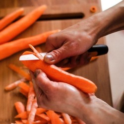 Fiskars Functional Form 1057544 Lupimo peilis su tiesiais ašmenimis 8 cm