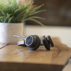 Poly Voyager 4320 UC Stereo Belaidės ausinės, Bluetooth, USB-A, +BT700 dongle,+Charging Stand, Juoda